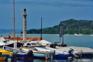 Łodzie w przystani na Jeziorze Garda