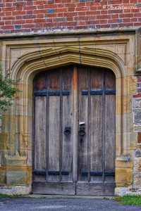 Drzwi kościółka w Tudeley, Wielka Brytania