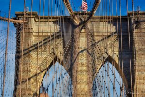 Pylonu Mostu Brooklińskiego w zachodzącym słońcu, NYC