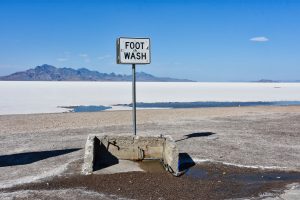A po spacerze przez słoną pustynię trzeba umyć stopy ;), Great Salt Lake Desert