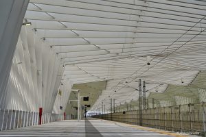 Jeden z peronów na stacji Mediopadana, Włochy