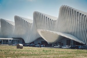 Charakterystyczna zabawa z linią - dworzec Santiago Calatravy we Włoszech