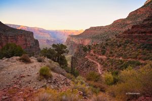 Bright Angel Trail, Grand Canyon o zachodzie słońca, Arizona