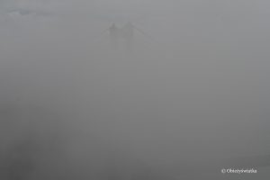 Uwierzcie mi, to jest zdjęcie mostu ;) - Golden Gate Bridge cały otulony mgłą...