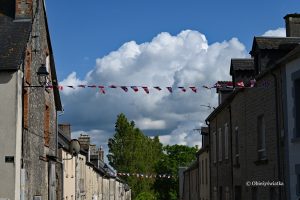 Udekorowane flagami alianckimi ulice Normandii, D-Day 2024
