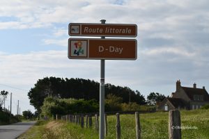 D-Day - szyld trasy historycznej prowadzącej przez Normandie do miejsc związanych z lądowaniem aliantów w 1944 roku