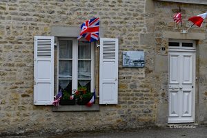 D-Day 2024, Normandia - udekorowane domy flagami alianckimi